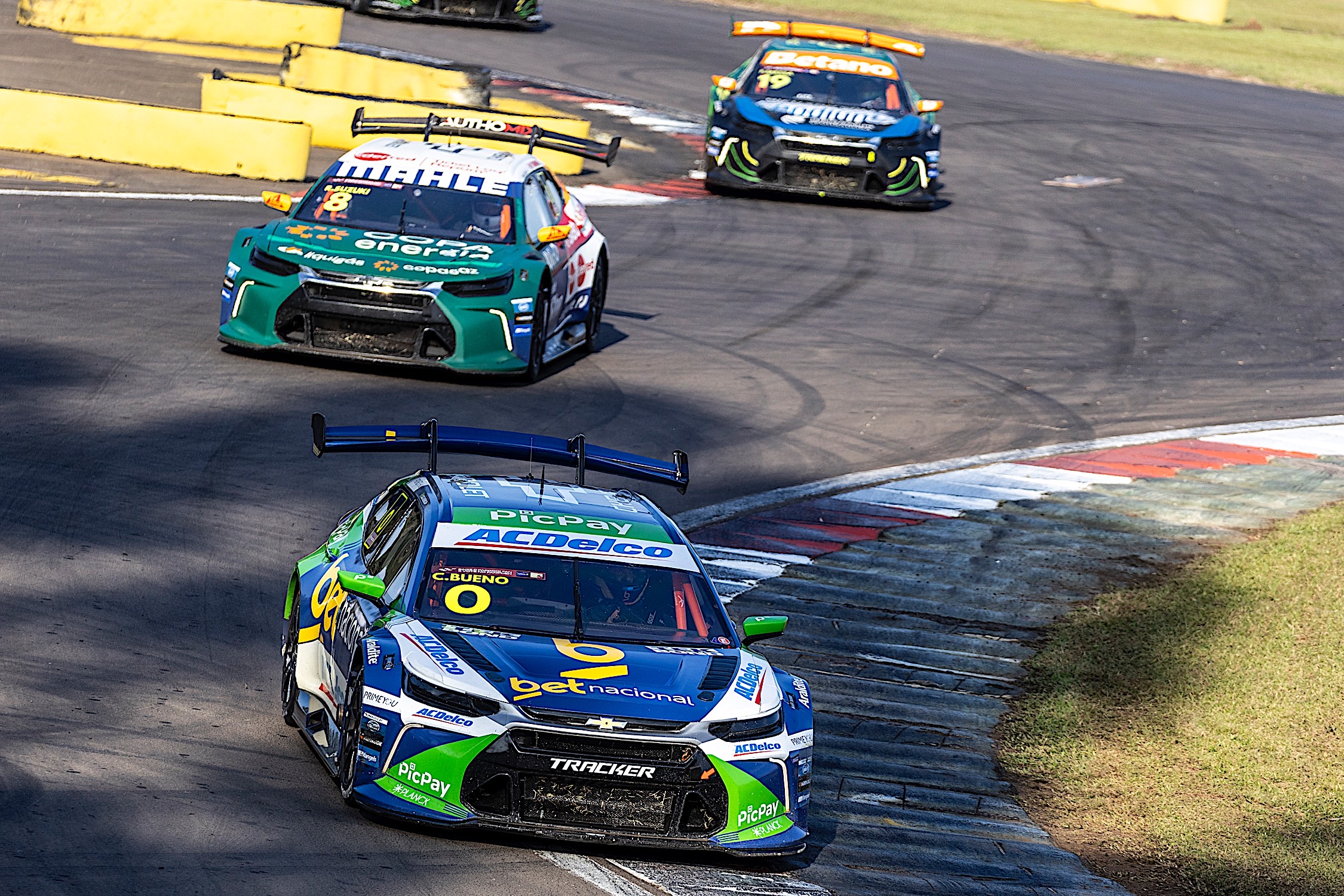 Stock Car: Cacá Bueno anda no pelotão da frente, mas vê falha impedir briga por pódio no Velopark Cacá Bueno