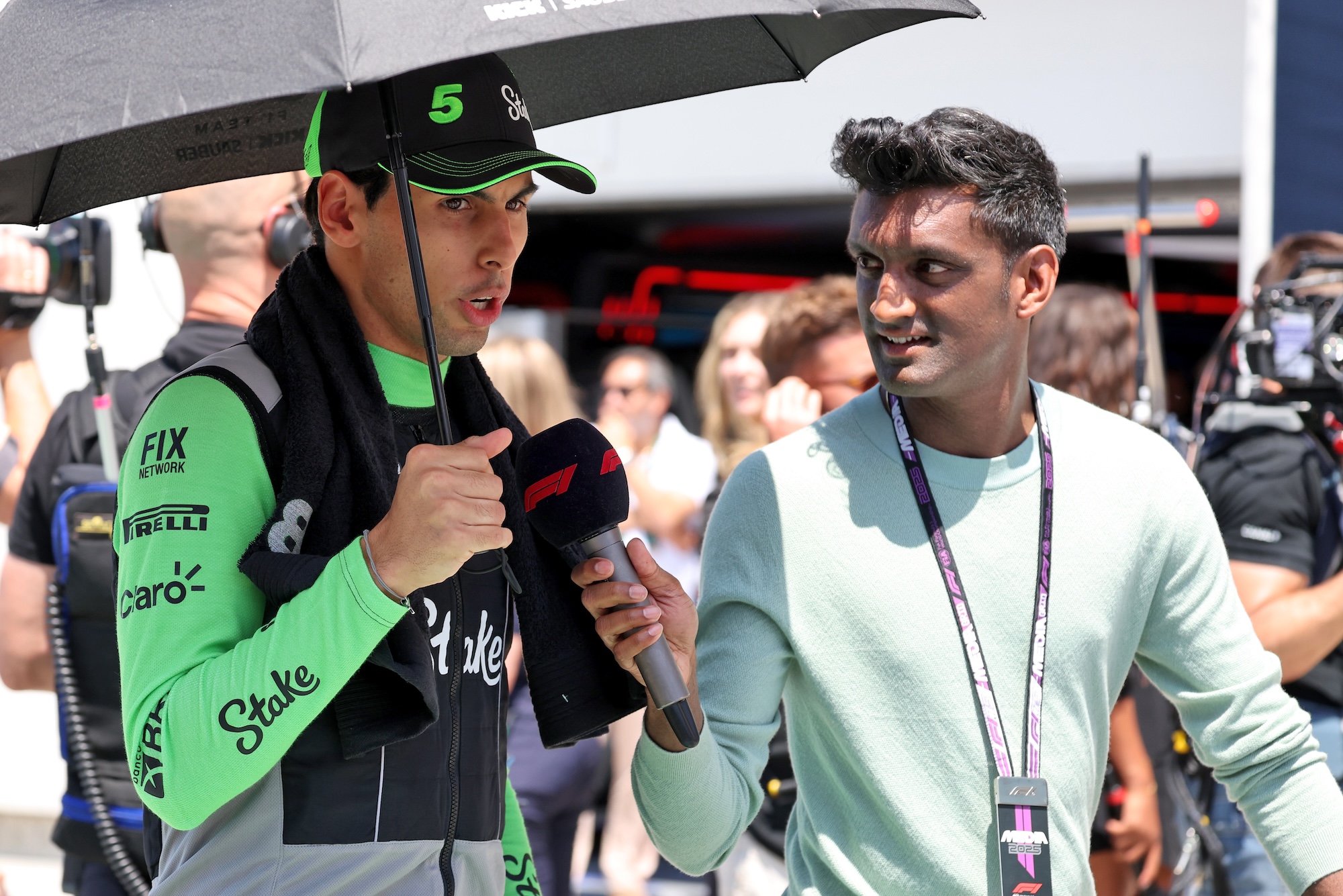 Galeria: As imagens da vitória de Russell no GP do Canadá (L to R): Gabriel Bortoleto (BRA) Sauber with Lawrence Barretto (GBR) F1 Presenter on the grid.